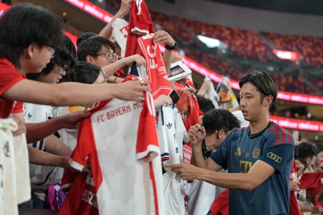 HONG KONG, CHINA - AUGUST 06: Ito Hiroki of FC Bayern Munich signs autographs for fans during the Bayern Munchen Training Session in the Kai Tak Stadium on August 6, 2026 in Hong Kong, China.  Copyright: xChinaxNewsxServicex 111658471564