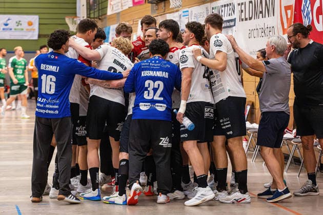06.08.2026, xovx, Handball Lindencup, HSG Wetzlar - Pfadi Winterthur Die Spieler von Pfadi Winterthur schwören sich auf das Spiel ein. Linden Stadthalle Hessen Deutschland (DE) *** August 6, 2026, xovx, Lindencup Handball Tournament, HSG Wetzlar vs. Pfadi Winterthur The Pfadi Winterthur players are getting pumped up for the game Linden City Hall, Hesse, Germany DE