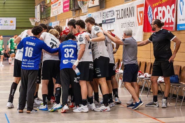 06.08.2026, xovx, Handball Lindencup, HSG Wetzlar - Pfadi Winterthur Die Spieler von Pfadi Winterthur schwören sich auf das Spiel ein. Linden Stadthalle Hessen Deutschland (DE) *** August 6, 2026, xovx, Lindencup Handball Tournament, HSG Wetzlar vs. Pfadi Winterthur The Pfadi Winterthur players are getting pumped up for the game Linden City Hall, Hesse, Germany DE