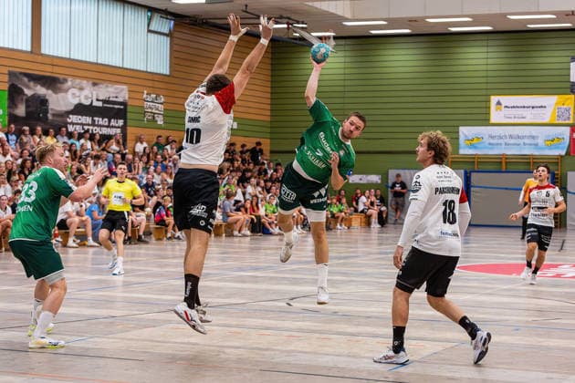 06.08.2026, xovx, Handball Lindencup, HSG Wetzlar - Pfadi Winterthur v.l. Georg Löwen (HSG Wetzlar), Ivan Simic (Pfadi Winterthur), Dominik Mappes (HSG Wetzlar), Daniel Parkhomenko (Pfadi Winterthur) Linden Stadthalle Hessen Deutschland (DE) *** August 6, 2026, xovx, Lindencup Handball, HSG Wetzlar vs. Pfadi Winterthur; from left: Georg Löwen (HSG Wetzlar), Ivan Simic (Pfadi Winterthur), Dominik Mappes (HSG Wetzlar), Daniel Parkhomenko (Pfadi Winterthur); Linden Stadthalle, Hesse, Germany, DE
