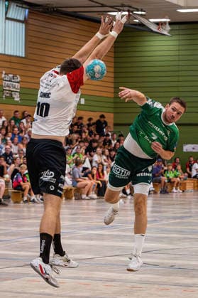 06.08.2026, xovx, Handball Lindencup, HSG Wetzlar - Pfadi Winterthur v.l. Ivan Simic (Pfadi Winterthur), Dominik Mappes (HSG Wetzlar) Linden Stadthalle Hessen Deutschland (DE) *** August 6, 2026, xovx, Lindencup Handball Tournament, HSG Wetzlar vs. Pfadi Winterthur; Ivan Simic (Pfadi Winterthur), Dominik Mappes (HSG Wetzlar); Linden Stadthalle, Hesse, Germany, DE