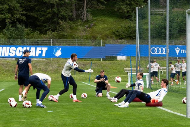 Torwarttraining mit den drei Torhuetern: Oliver Baumann, (TSG Hoffenheim, 01), Mitte sitzen, Lukas Petersson, (TSG Hoffenheim, 36), rechts, und Luca Philipp, (TSG Hoffenheim, 37), links werfend, TSG Hoffenheim, Fussball, Trainingslager, Saison Vorbereitung, Saison 2026 2027, GER, 06.08.2026, Eibner-Pressefoto Andreas Ulmer TSG Hoffenheim, Fussball, Trainingslager, Saison Vorbereitung, Saison 2026 2027, GER, 06.08.2026, *** Goalkeeper training with the three goalkeepers: Oliver Baumann, TSG Hoffenheim, 01, seated in the middle, Lukas Petersson, TSG Hoffenheim, 36, on the right, and Luca Philipp, TSG Hoffenheim, 37, throwing on the left, TSG Hoffenheim, soccer, training camp, preseason, 2026–2027 season, GER, August 6, 2026, Eibner Press Photo by Andreas Ulmer, TSG Hoffenheim, soccer, training camp, preseason, 2026–2027 season, GER, August 6, 2026, Copyright: xEibner-Pressefoto AndreasxUlmerx EP_AUR