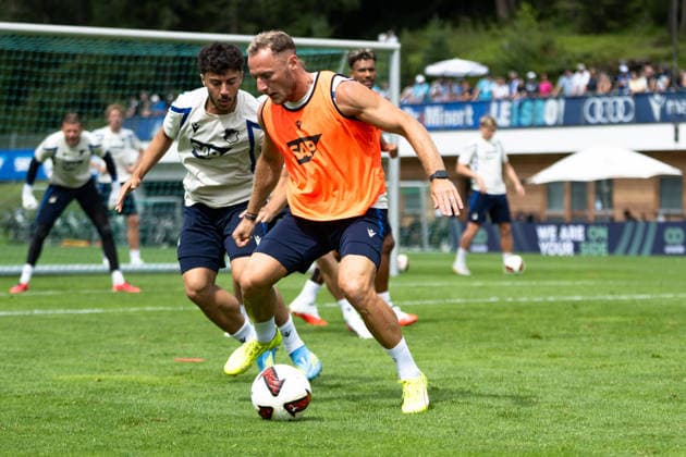 Vladimir Coufal, (TSG Hoffenheim, 34), vorne, gegen Umut Tohumcu, (TSG Hoffenheim, 25), TSG Hoffenheim, Fussball, Trainingslager, Saison Vorbereitung, Saison 2026 2027, GER, 06.08.2026, Eibner-Pressefoto Andreas Ulmer TSG Hoffenheim, Fussball, Trainingslager, Saison Vorbereitung, Saison 2026 2027, GER, 06.08.2026, *** Vladimir Coufal, TSG Hoffenheim, 34, in the foreground, against Umut Tohumcu, TSG Hoffenheim, 25, TSG Hoffenheim, soccer, training camp, preseason, 2026–2027 season, GER, August 6, 2026, Eibner Press Photo Andreas Ulmer TSG Hoffenheim, soccer, training camp, preseason, 2026–2027 season, GER, August 6, 2026, Copyright: xEibner-Pressefoto AndreasxUlmerx EP_AUR