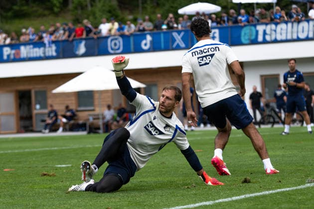 Oliver Baumann, (TSG Hoffenheim, 01) blockt den Ball gegen Ozan Kabak, (TSG Hoffenheim, 05) TSG Hoffenheim, Fussball, Trainingslager, Saison Vorbereitung, Saison 2026 2027, GER, 06.08.2026, Eibner-Pressefoto Andreas Ulmer TSG Hoffenheim, Fussball, Trainingslager, Saison Vorbereitung, Saison 2026 2027, GER, 06.08.2026, *** Oliver Baumann, TSG Hoffenheim, 01, blocks the ball against Ozan Kabak, TSG Hoffenheim, 05; TSG Hoffenheim, soccer, training camp, preseason, 2026–2027 season, GER, August 6, 2026, Eibner Press Photo Andreas Ulmer TSG Hoffenheim, soccer, training camp, preseason, 2026–2027 season, GER, August 6, 2026, Copyright: xEibner-Pressefoto AndreasxUlmerx EP_AUR