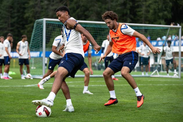 Leon Avdullahu, (TSG Hoffenheim, 07), versucht an den Ball von Tristan Spranger (TSG Hoffenheim, ) zu kpmmen, TSG Hoffenheim, Fussball, Trainingslager, Saison Vorbereitung, Saison 2026 2027, GER, 06.08.2026, Eibner-Pressefoto Andreas Ulmer TSG Hoffenheim, Fussball, Trainingslager, Saison Vorbereitung, Saison 2026 2027, GER, 06.08.2026, *** Leon Avdullahu, TSG Hoffenheim, 07, tries to get to the ball from Tristan Spranger, TSG Hoffenheim, TSG Hoffenheim, soccer, training camp, preseason, 2026–2027 season, GER, August 6, 2026, Eibner Press Photo by Andreas Ulmer, TSG Hoffenheim, soccer, training camp, preseason, 2026–2027 season, GER, August 6, 2026, Copyright: xEibner-Pressefoto AndreasxUlmerx EP_AUR