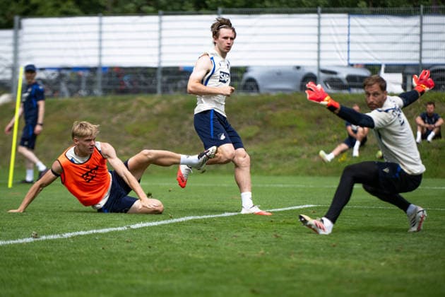 Patrick Wimmer, (TSG Hoffenheim, 08) netzt, trotz Abwehrversuchen von Nathan De Cat, (TSG Hoffenheim, 17), links, und Oliver Baumann, (TSG Hoffenheim, 01), TSG Hoffenheim, Fussball, Trainingslager, Saison Vorbereitung, Saison 2026 2027, GER, 06.08.2026, Eibner-Pressefoto Andreas Ulmer TSG Hoffenheim, Fussball, Trainingslager, Saison Vorbereitung, Saison 2026 2027, GER, 06.08.2026, *** Patrick Wimmer (TSG Hoffenheim, 08) scores, despite attempts to block the shot by Nathan De Cat (TSG Hoffenheim, 17) on the left and Oliver Baumann (TSG Hoffenheim, 01, TSG Hoffenheim, soccer, training camp, preseason, 2026–2027 season, GER, August 6, 2026, Eibner Press Photo by Andreas Ulmer, TSG Hoffenheim, soccer, training camp, preseason, 2026–2027 season, GER, August 6, 2026, Copyright: xEibner-Pressefoto AndreasxUlmerx EP_AUR
