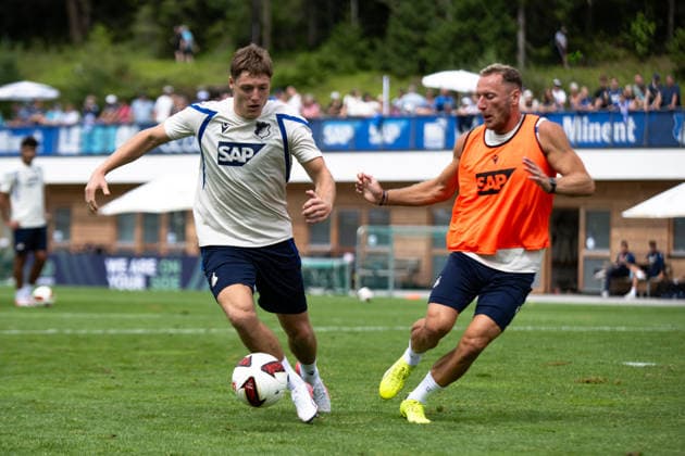 Alexander Prass, (TSG Hoffenheim, 22) mit Ball gegen Vladimir Coufal, (TSG Hoffenheim, 34), TSG Hoffenheim, Fussball, Trainingslager, Saison Vorbereitung, Saison 2026 2027, GER, 06.08.2026, Eibner-Pressefoto Andreas Ulmer TSG Hoffenheim, Fussball, Trainingslager, Saison Vorbereitung, Saison 2026 2027, GER, 06.08.2026, *** Alexander Prass, TSG Hoffenheim, No. 22, with the ball against Vladimir Coufal, TSG Hoffenheim, No. 34, TSG Hoffenheim, soccer, training camp, preseason, 2026–2027 season, GER, August 6, 2026, Eibner Press Photo by Andreas Ulmer, TSG Hoffenheim, soccer, training camp, preseason, 2026–2027 season, GER, August 6, 2026, Copyright: xEibner-Pressefoto AndreasxUlmerx EP_AUR