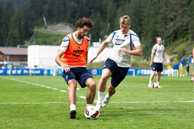 Leon Avdullahu, (TSG Hoffenheim, 07), links, bedrangt von Alessandro Vogt, (TSG Hoffenheim, ) TSG Hoffenheim, Fussball, Trainingslager, Saison Vorbereitung, Saison 2026 2027, GER, 06.08.2026, Eibner-Pressefoto Andreas Ulmer TSG Hoffenheim, Fussball, Trainingslager, Saison Vorbereitung, Saison 2026 2027, GER, 06.08.2026, *** Leon Avdullahu, TSG Hoffenheim, No. 7, on the left, pressured by Alessandro Vogt, TSG Hoffenheim, TSG Hoffenheim, soccer, training camp, preseason, 2026–2027 season, GER, August 6, 2026, Eibner Press Photo Andreas Ulmer TSG Hoffenheim, soccer, training camp, preseason, 2026–2027 season, GER, August 6, 2026, Copyright: xEibner-Pressefoto AndreasxUlmerx EP_AUR