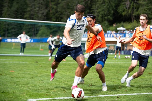 Adam Hlozek, (TSG Hoffenheim, 10), beim Abschluss gegen Koki Machida, (TSG Hoffenheilm, 28) TSG Hoffenheim, Fussball, Trainingslager, Saison Vorbereitung, Saison 2026 2027, GER, 06.08.2026, Eibner-Pressefoto Andreas Ulmer TSG Hoffenheim, Fussball, Trainingslager, Saison Vorbereitung, Saison 2026 2027, GER, 06.08.2026, *** Adam Hlozek, TSG Hoffenheim, 10, taking a shot against Koki Machida, TSG Hoffenheim, 28; TSG Hoffenheim, soccer, training camp, preseason, 2026–2027 season, GER, August 6, 2026, Eibner Press Photo by Andreas Ulmer, TSG Hoffenheim, soccer, training camp, preseason, 2026–2027 season, GER, August 6, 2026, Copyright: xEibner-Pressefoto AndreasxUlmerx EP_AUR