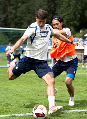 Adam Hlozek, (TSG Hoffenheim, 10), beim Abschluss gegen Koki Machida, (TSG Hoffenheim, 28) TSG Hoffenheim, Fussball, Trainingslager, Saison Vorbereitung, Saison 2026 2027, GER, 06.08.2026, Eibner-Pressefoto Andreas Ulmer TSG Hoffenheim, Fussball, Trainingslager, Saison Vorbereitung, Saison 2026 2027, GER, 06.08.2026, *** Adam Hlozek, TSG Hoffenheim, 10, taking a shot against Koki Machida, TSG Hoffenheim, 28; TSG Hoffenheim, soccer, training camp, preseason, 2026–2027 season, GER, August 6, 2026, Eibner Press Photo Andreas Ulmer TSG Hoffenheim, soccer, training camp, preseason, 2026–2027 season, GER, August 6, 2026, Copyright: xEibner-Pressefoto AndreasxUlmerx EP_AUR