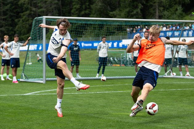 Patrick Wimmer, (TSG Hoffenheim, 08) beim Schuss, Nathan De Cat, (TSG Hoffenheim, 17) versucht vergeblich zu blocken, TSG Hoffenheim, Fussball, Trainingslager, Saison Vorbereitung, Saison 2026 2027, GER, 06.08.2026, Eibner-Pressefoto Andreas Ulmer TSG Hoffenheim, Fussball, Trainingslager, Saison Vorbereitung, Saison 2026 2027, GER, 06.08.2026, *** Patrick Wimmer, TSG Hoffenheim, No. 8 taking a shot; Nathan De Cat, TSG Hoffenheim, No. 17 tries in vain to block it; TSG Hoffenheim, soccer, training camp, preseason, 2026–2027 season, GER, August 6, 2026, Eibner Press Photo by Andreas Ulmer, TSG Hoffenheim, soccer, training camp, preseason, 2026–2027 season, GER, August 6, 2026, Copyright: xEibner-Pressefoto AndreasxUlmerx EP_AUR