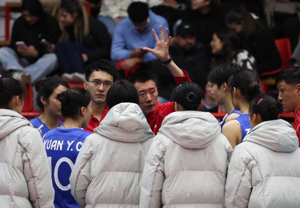 (260807) -- SAN FELIPE, Aug. 7, 2026 -- Yuan Zhi (C), head coach of China, gives instructions during the preliminary phase match between China and the Philippines at the FIVB Volleyball Girls U17, U 17 World Championship, WM, Weltmeisterschaft in San Felipe, Chile, Aug. 6, 2026. ) (SP)CHILE-SAN FELIPE-VOLLEYBALL-GIRLS U17 WORLD CHAMPIONSHIP-PRELIMINARY PHASE-CHINA VS PHILIPPINES ZhouxJiayi 
