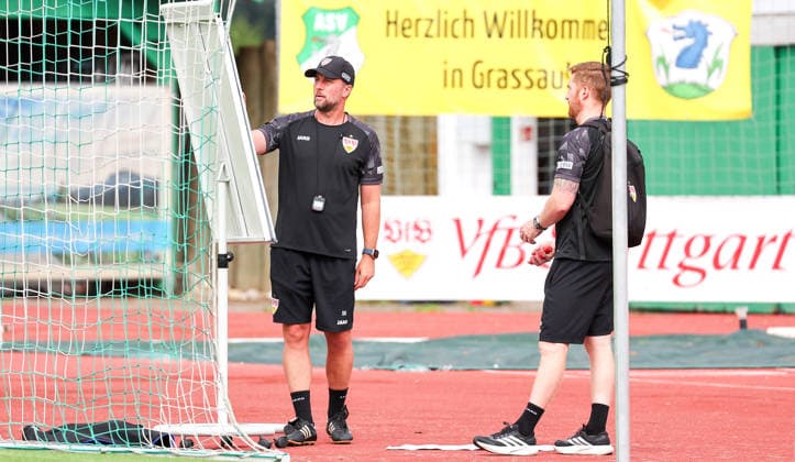 07.08.2026, Deutschland, Grassau, Fußball Bundesliga, Saison 2026 2027, Trainingslager VfB Stuttgart, VfB Trainer Sebastian Hoeneß an der Tafel *** August 7, 2026, Germany, Grassau, Bundesliga, 2026–2027 season, VfB Stuttgart training camp, VfB coach Sebastian Hoeneß at the whiteboard