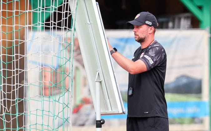 07.08.2026, Deutschland, Grassau, Fußball Bundesliga, Saison 2026 2027, Trainingslager VfB Stuttgart, VfB Trainer Sebastian Hoeneß an der Tafel *** August 7, 2026, Germany, Grassau, Bundesliga, 2026–2027 season, VfB Stuttgart training camp, VfB coach Sebastian Hoeneß at the whiteboard
