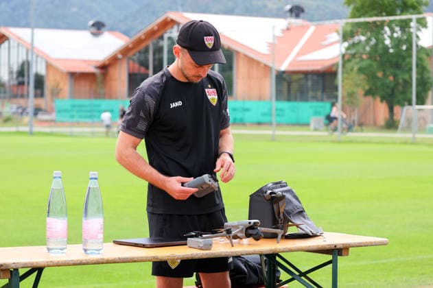 07.08.2026, Deutschland, Grassau, Fußball Bundesliga, Saison 2026 2027, Trainingslager VfB Stuttgart, Jasper Smets mit der VfB Drohne *** August 7, 2026, Germany, Grassau, Bundesliga, 2026–2027 season, VfB Stuttgart training camp, Jasper Smets with the VfB drone