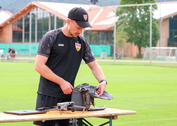 07.08.2026, Deutschland, Grassau, Fußball Bundesliga, Saison 2026 2027, Trainingslager VfB Stuttgart, Jasper Smets mit der VfB Drohne *** August 7, 2026, Germany, Grassau, Bundesliga, 2026–2027 season, VfB Stuttgart training camp, Jasper Smets with the VfB drone