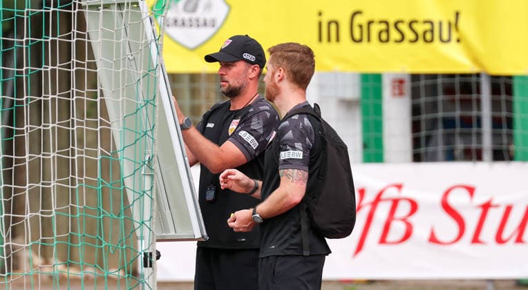 07.08.2026, Deutschland, Grassau, Fußball Bundesliga, Saison 2026 2027, Trainingslager VfB Stuttgart, VfB Trainer Sebastian Hoeneß an der Tafel, rechts Marcus Fregin *** August 7, 2026, Germany, Grassau, Bundesliga, 2026–2027 season, VfB Stuttgart training camp, VfB coach Sebastian Hoeneß at the whiteboard, Marcus Fregin on the right