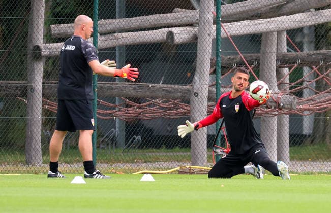 07.08.2026, Deutschland, Grassau, Fußball Bundesliga, Saison 2026 2027, Trainingslager VfB Stuttgart, v.l. Kai Rabe, Fabian Bredlow *** August 7, 2026, Germany, Grassau, Bundesliga, 2026–2027 season, VfB Stuttgart training camp, from left: Kai Rabe, Fabian Bredlow