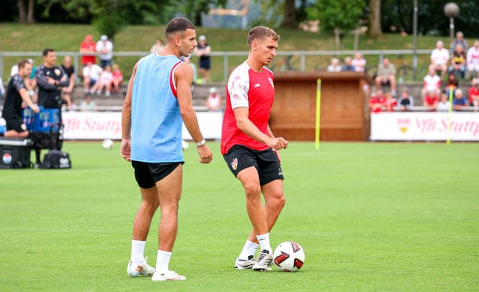 07.08.2026, Deutschland, Grassau, Fußball Bundesliga, Saison 2026 2027, Trainingslager VfB Stuttgart, v.l. Badredine Bouanani, Grischa Prömel *** August 7, 2026, Germany, Grassau, Bundesliga, 2026–2027 season, VfB Stuttgart training camp, from left: Badredine Bouanani, Grischa Prömel