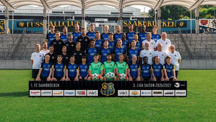 03.08.26 - Mannschaftsfoto - 1.FC Saarbrücken - 3. Liga - SB - Mannschaftsfoto des Drittligisten 1.FC Saarbrücken am 03.08.26 im Stadion . Vierte Reihe v. li.: Alexander Staff, Dominik Baumann, Patrick Schmidt, Mladen Cvjetinovic, Anton Baeuerle, x, Kai Bruenker, Abdoulaye Kamara, Daniel Gleiber, dritte Reihe v. li.: Co-Trainer Analyse Danilo Kupke, x, Torwarttrainer Dirk Orlishausen, Christian Kuehlwetter, Goekdeniz Guerpuez, Abdenego Nankishi, Calogero Rizzuto, Busfahrer Torsten Bard, Zeugwart Ruediger Schmidt, zweite Reihe v. li.: x, x, Co-Trainer Leon Laudi, Gaeton Krebs, Argirios Giannikis, Zac Shuraib, Kaan Caliskaner, x, Siemen Voet, Physiotherapeut Paolo da Palma, Physiotherapeut Frank Saenger, Dopingbeauftragter Peter x, erste Reihe v. li.: Sebastian Vasiliadis, Philip Fahrner, Maurice Multhaup, Seung-Joon Lee, Torhueter Benjamin Lade, Torhueter Matteo Bignetti, Torhueter Kevin Broll, Florian Pick, Kelsey Owusu, Patrick Sontheimer, Nils Kraemer Copyright: Lukas P. Saarbrücken Ludwigspark Saarland Germany