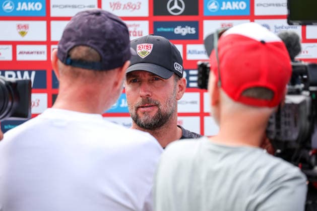 07.08.2026, Deutschland, Grassau, Fußball Bundesliga, Saison 2026 2027, Trainingslager VfB Stuttgart, VfB Trainer Sebastian Hoeneß im Interview *** August 7, 2026, Germany, Grassau, Bundesliga, 2026–2027 Season, VfB Stuttgart Training Camp, Interview with VfB Coach Sebastian Hoeneß