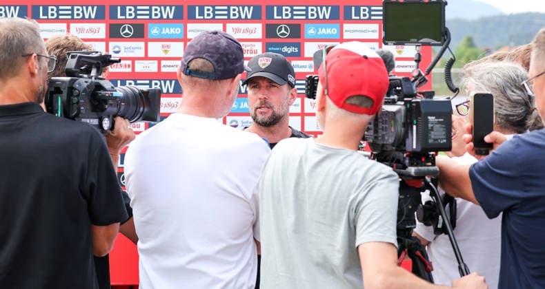 07.08.2026, Deutschland, Grassau, Fußball Bundesliga, Saison 2026 2027, Trainingslager VfB Stuttgart, VfB Trainer Sebastian Hoeneß im Interview *** August 7, 2026, Germany, Grassau, Bundesliga, 2026–2027 Season, VfB Stuttgart Training Camp, Interview with VfB Coach Sebastian Hoeneß