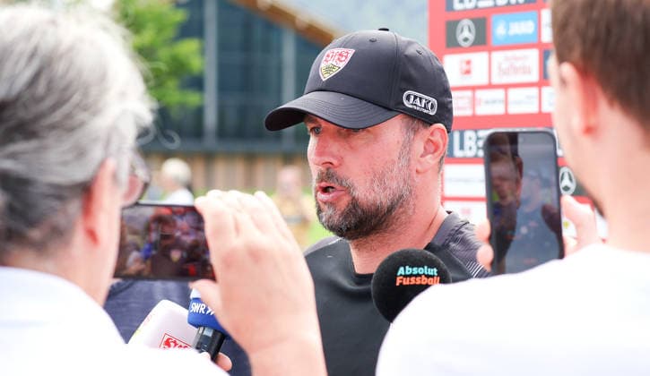07.08.2026, Deutschland, Grassau, Fußball Bundesliga, Saison 2026 2027, Trainingslager VfB Stuttgart, VfB Trainer Sebastian Hoeneß im Interview *** August 7, 2026, Germany, Grassau, Bundesliga, 2026–2027 Season, VfB Stuttgart Training Camp, Interview with VfB Coach Sebastian Hoeneß