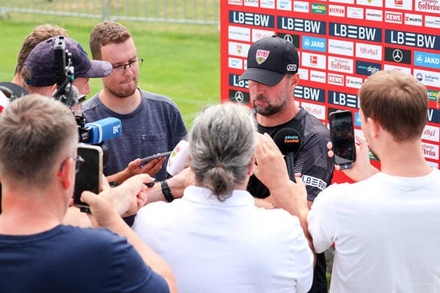 07.08.2026, Deutschland, Grassau, Fußball Bundesliga, Saison 2026 2027, Trainingslager VfB Stuttgart, VfB Trainer Sebastian Hoeneß im Interview *** August 7, 2026, Germany, Grassau, Bundesliga, 2026–2027 Season, VfB Stuttgart Training Camp, Interview with VfB Coach Sebastian Hoeneß