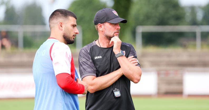07.08.2026, Deutschland, Grassau, Fußball Bundesliga, Saison 2026 2027, Trainingslager VfB Stuttgart, v.l. Deniz Undav, VfB Trainer Sebastian Hoeneß *** August 7, 2026, Germany, Grassau, Bundesliga, 2026–2027 season, VfB Stuttgart training camp, from left: Deniz Undav, VfB coach Sebastian Hoeneß