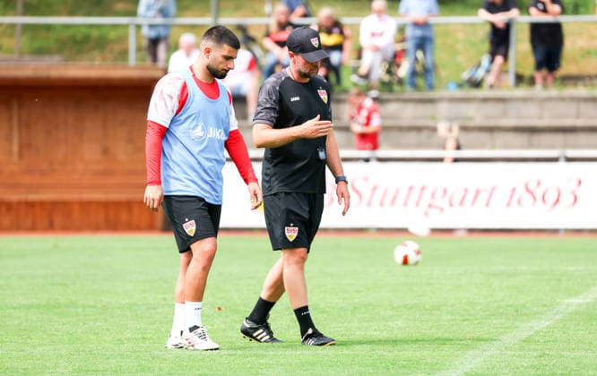 07.08.2026, Deutschland, Grassau, Fußball Bundesliga, Saison 2026 2027, Trainingslager VfB Stuttgart, v.l. Deniz Undav, VfB Trainer Sebastian Hoeneß *** August 7, 2026, Germany, Grassau, Bundesliga, 2026–2027 season, VfB Stuttgart training camp, from left: Deniz Undav, VfB coach Sebastian Hoeneß