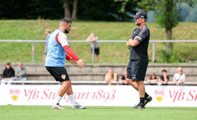 07.08.2026, Deutschland, Grassau, Fußball Bundesliga, Saison 2026 2027, Trainingslager VfB Stuttgart, v.l. Deniz Undav, VfB Trainer Sebastian Hoeneß *** August 7, 2026, Germany, Grassau, Bundesliga, 2026–2027 season, VfB Stuttgart training camp, from left: Deniz Undav, VfB coach Sebastian Hoeneß
