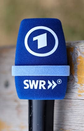 07.08.2026, Deutschland, Grassau, Fußball Bundesliga, Saison 2026 2027, Trainingslager VfB Stuttgart, Mikrofon, SWR, ARD *** August 7, 2026, Germany, Grassau, Bundesliga, 2026–2027 season, VfB Stuttgart training camp, microphone, SWR, ARD