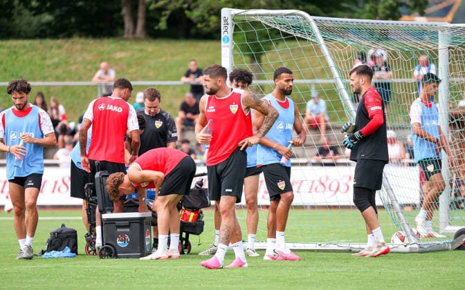 07.08.2026, Deutschland, Grassau, Fußball Bundesliga, Saison 2026 2027, Trainingslager VfB Stuttgart, Trinkpause, Jeff Chabot *** August 7, 2026, Germany, Grassau, Bundesliga, 2026–2027 season, VfB Stuttgart training camp, water break, Jeff Chabot