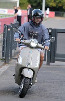 07.08.2026, xophax, Fussball 1.Bundesliga, 1.FC Koeln Training auf Platz 1 am Geissbockheim . Training der Profis vor dem Abendspiel gegen Real San Sebastian. Joel Schmied ( 1.FC Köln ) für mit Vespa - Roller zum Training. Kitzbühel *** August 7, 2026, xophax, Soccer, Bundesliga 1, 1. FC Köln Training on Field 1 at Geissbockheim; the pros train ahead of the evening match against Real San Sebastian; Joel Schmied of 1. FC Köln rides his Vespa scooter to training in Kitzbühel