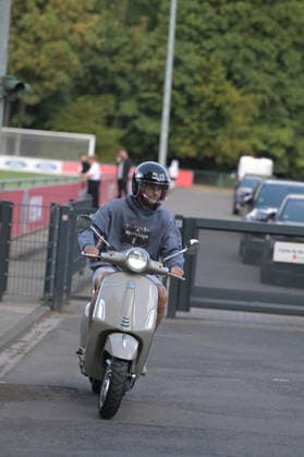 07.08.2026, xophax, Fussball 1.Bundesliga, 1.FC Koeln Training auf Platz 1 am Geissbockheim . Training der Profis vor dem Abendspiel gegen Real San Sebastian. Joel Schmied ( 1.FC Köln ) für mit Vespa - Roller zum Training. Kitzbühel *** August 7, 2026, xophax, Soccer, Bundesliga 1, 1. FC Köln Training on Field 1 at Geissbockheim; the pros train ahead of the evening match against Real San Sebastian; Joel Schmied of 1. FC Köln rides his Vespa scooter to training in Kitzbühel