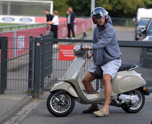 07.08.2026, xophax, Fussball 1.Bundesliga, 1.FC Koeln Training auf Platz 1 am Geissbockheim . Training der Profis vor dem Abendspiel gegen Real San Sebastian. Joel Schmied ( 1.FC Köln ) für mit Vespa - Roller zum Training. Kitzbühel *** August 7, 2026, xophax, Soccer, Bundesliga 1, 1. FC Köln Training on Field 1 at Geissbockheim; the pros train ahead of the evening match against Real San Sebastian; Joel Schmied of 1. FC Köln rides his Vespa scooter to training in Kitzbühel