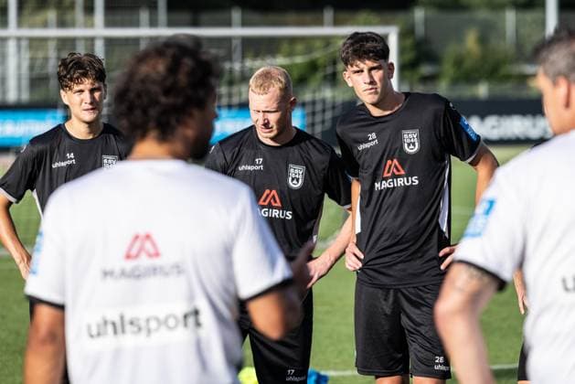 Abschlusstraining SSV Ulm 1846 Fußball vor dem ersten Ligaspiel in Stuttgart, Fussball, Training, Trainingsplatz Ulm 06.08.26 v.l. Karl Kempf (SSV Ulm 1846 Fußball, 14), Leon Müller (SSV Ulm 1846 Fußball, 17), Mateo Mrden (SSV Ulm 1846 Fußball, 28) Abschlusstraining SSV Ulm 1846 Fußball vor dem ersten Ligaspiel in Stuttgart, Fussball, Training, Trainingsplatz Ulm 06.08.26 Foto: Lucca Fundel Ulm Trainingsplatz Baden-Württemberg Deutschland *** Final training session for SSV Ulm 1846 Soccer ahead of their first league match in Stuttgart, Soccer, Training, Ulm Training Field, August 6, 2026, from left: Karl Kempf, SSV Ulm 1846 Soccer, 14, Leon Müller, SSV Ulm 1846 Soccer, 17, Mateo Mrden, SSV Ulm 1846 Soccer, 28. Final training session for SSV Ulm 1846 Soccer ahead of their first league match in Stuttgart, Soccer, Training, Ulm Training Ground, August 26, 2006. Photo by Lucca Fundel, Ulm Training Ground, Baden-Württemberg, Germany