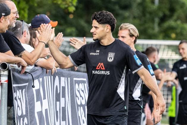 Abschlusstraining SSV Ulm 1846 Fußball vor dem ersten Ligaspiel in Stuttgart, Fussball, Training, Trainingsplatz Ulm 06.08.26 Autogrammkarten und Selfies nach Trainingsende für die Ulmer Fans. Halim EroÄülu (SSV Ulm 1846 Fußball, 34) Abschlusstraining SSV Ulm 1846 Fußball vor dem ersten Ligaspiel in Stuttgart, Fussball, Training, Trainingsplatz Ulm 06.08.26 Foto: Lucca Fundel Ulm Trainingsplatz Baden-Württemberg Deutschland *** SSV Ulm 1846 Soccer Team s Final Training Session Before Their First League Match in Stuttgart, Soccer, Training, Ulm Training Field, August 6, 2026; Autograph Cards and Selfies for Ulm Fans After Training Ends; Halim EroÄülu, SSV Ulm 1846 Soccer, 34 Final training session for SSV Ulm 1846 Soccer ahead of their first league match in Stuttgart, soccer, training, Ulm training field, August 26, 2006. Photo by Lucca Fundel, Ulm training field, Baden-Württemberg, Germany