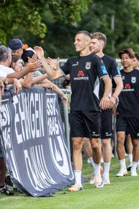 Abschlusstraining SSV Ulm 1846 Fußball vor dem ersten Ligaspiel in Stuttgart, Fussball, Training, Trainingsplatz Ulm 06.08.26 Autogrammkarten und Selfies nach Trainingsende für die Ulmer Fans. Simun Birkic (SSV Ulm 1846 Fußball, 16) Abschlusstraining SSV Ulm 1846 Fußball vor dem ersten Ligaspiel in Stuttgart, Fussball, Training, Trainingsplatz Ulm 06.08.26 Foto: Lucca Fundel Ulm Trainingsplatz Baden-Württemberg Deutschland *** Final training session for SSV Ulm 1846 Soccer ahead of their first league match in Stuttgart, soccer, training, Ulm training field, August 6, 2026; autograph cards and selfies for Ulm fans after training ended; Simun Birkic, SSV Ulm 1846 Soccer, 16 Final training session for SSV Ulm 1846 Soccer ahead of their first league match in Stuttgart, soccer, training, Ulm training field, August 26, 2006. Photo by Lucca Fundel, Ulm training field, Baden-Württemberg, Germany