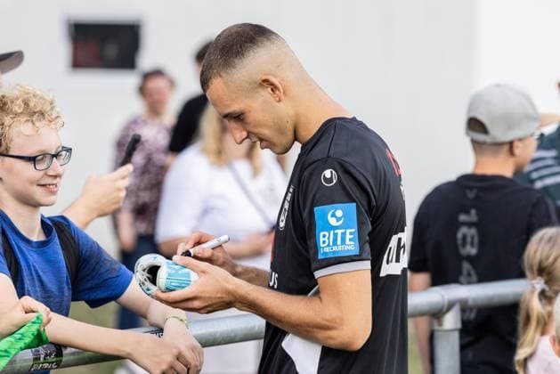 Abschlusstraining SSV Ulm 1846 Fußball vor dem ersten Ligaspiel in Stuttgart, Fussball, Training, Trainingsplatz Ulm 06.08.26 Autogrammkarten und Selfies nach Trainingsende für die Ulmer Fans. Simun Birkic (SSV Ulm 1846 Fußball, 16) Abschlusstraining SSV Ulm 1846 Fußball vor dem ersten Ligaspiel in Stuttgart, Fussball, Training, Trainingsplatz Ulm 06.08.26 Foto: Lucca Fundel Ulm Trainingsplatz Baden-Württemberg Deutschland *** Final training session for SSV Ulm 1846 Soccer ahead of their first league match in Stuttgart, soccer, training, Ulm training field, August 6, 2026; autograph cards and selfies for Ulm fans after training ended; Simun Birkic, SSV Ulm 1846 Soccer, 16 Final training session for SSV Ulm 1846 Soccer ahead of their first league match in Stuttgart, soccer, training, Ulm training field, August 26, 2006. Photo by Lucca Fundel, Ulm training field, Baden-Württemberg, Germany