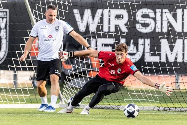 Abschlusstraining SSV Ulm 1846 Fußball vor dem ersten Ligaspiel in Stuttgart, Fussball, Training, Trainingsplatz Ulm 06.08.26 v.l. Holger Betz (SSV Ulm 1846 Fußball, Torwarttrainer), Robin Mantel (SSV Ulm 1846 Fußball, 30) Abschlusstraining SSV Ulm 1846 Fußball vor dem ersten Ligaspiel in Stuttgart, Fussball, Training, Trainingsplatz Ulm 06.08.26 Foto: Lucca Fundel Ulm Trainingsplatz Baden-Württemberg Deutschland *** Final training session for SSV Ulm 1846 Soccer ahead of their first league match in Stuttgart, soccer, training, Ulm training field, August 6, 2026; from left: Holger Betz, SSV Ulm 1846 Soccer, goalkeeper coach, Robin Mantel, SSV Ulm 1846 Soccer, 30 Final training session for SSV Ulm 1846 Soccer ahead of their first league match in Stuttgart, soccer, training, Ulm training field, August 26, 2006. Photo by Lucca Fundel, Ulm training field, Baden-Württemberg, Germany