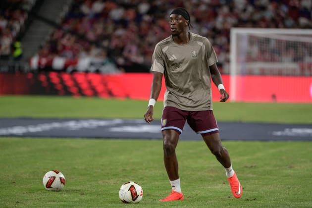 August 7, 2026, Hong Kong, Hong Kong: Aston Villa players warm up before the pre season 2026-2027 match in Hong Kong. Audi Football Summit Bayern Munich vs Aston Villa Hong Kong Hong Kong Hong Kong - ZUMAr144 20260807_zap_r144_001 Copyright: xJaynexRussellx