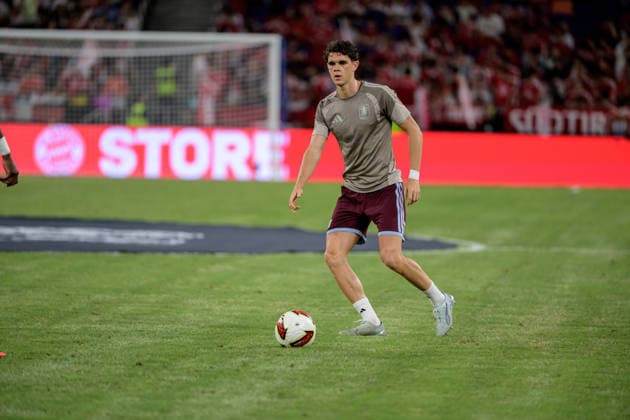 August 7, 2026, Hong Kong, Hong Kong: Aston Villa players warm up before the pre season 2026-2027 match in Hong Kong. Audi Football Summit Bayern Munich vs Aston Villa Hong Kong Hong Kong Hong Kong - ZUMAr144 20260807_zap_r144_003 Copyright: xJaynexRussellx