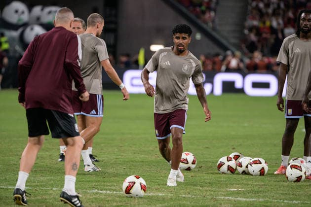 August 7, 2026, Hong Kong, Hong Kong: Aston Villa players warm up before the pre season 2026-2027 match in Hong Kong. Audi Football Summit Bayern Munich vs Aston Villa Hong Kong Hong Kong Hong Kong - ZUMAr144 20260807_zap_r144_005 Copyright: xJaynexRussellx