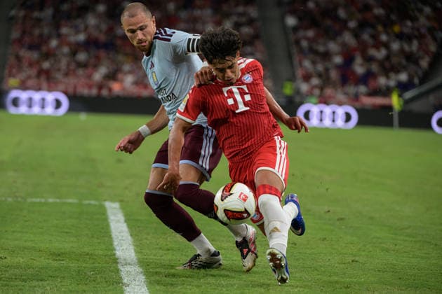 August 7, 2026, Hong Kong, Hong Kong: Aston VillaÃ¢â‚¬â ¢s Matthew CASH in action with Bayern Munichs, Maycon CARDOZO the pre season 2026-2027 match in Hong Kong. Audi Football Summit Bayern Munich vs Aston Villa Hong Kong Hong Kong Hong Kong - ZUMAr144 20260807_zap_r144_007 Copyright: xJaynexRussellx