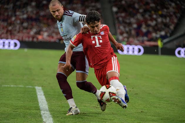 August 7, 2026, Hong Kong, Hong Kong: Aston VillaÃ¢â‚¬â ¢s Matthew CASH in action with Bayern Munichs, Maycon CARDOZO the pre season 2026-2027 match in Hong Kong. Audi Football Summit Bayern Munich vs Aston Villa Hong Kong Audi Football Summit Bayern Munich Vs Aston Villa Hong Kong  - ZUMAr144 20260807_zap_r144_008 Copyright: xJaynexRussellx