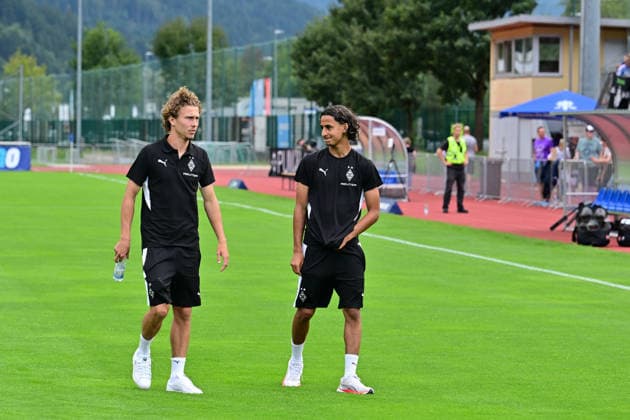 07.08.2026; Schwaz, Oesterreich; Fussball, Herren, Saison 2026 2027, Testspiel TSG 1899 Hoffenheim vs. Borussia Moenchengladbach Ziemlich beste Freunde und die Zukunftshoffnung der Gladbacher v. li. Hugo Bolin (Gladbach), Wael Mohya (Gladbach) DFL regulations prohibit any use of photographs as image sequences and or quasi-video. Silberstadt Arena Oesterreich *** August 7, 2026, Schwaz, Austria; Soccer, Men s, 2026–2027 Season, Friendly Match: TSG 1899 Hoffenheim vs. Borussia Mönchengladbach The Intouchables and Gladbach’s Future Hope—from left: Hugo Bolin (Gladbach), Wael Mohya (Gladbach). DFL regulations prohibit any use of photographs as image sequences and or quasi-video. Silberstadt Arena, Austria