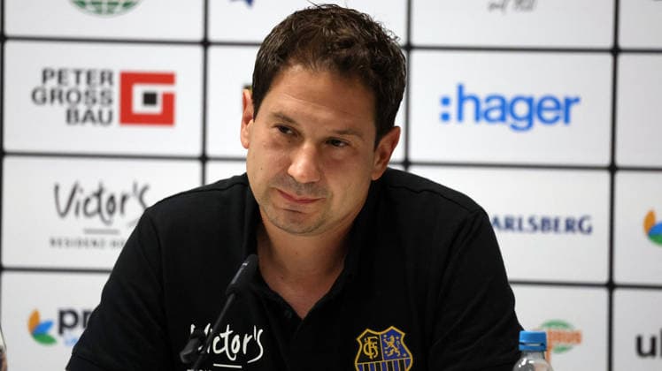 07.08.2026, xrekx, Fussball 3.Liga, 1. FC Saarbruecken - Pressekonferenz mit Sportvorstand Markus Thiele v.l. Argirios Giannikis Trainer (1.FC Saarbruecken) (DFL DFB REGULATIONS PROHIBIT ANY USE OF PHOTOGRAPHS as IMAGE SEQUENCES and or QUASI-VIDEO) Saarbruecken *** August 7, 2026, xrekx, Soccer 3rd Division, 1 FC Saarbrücken press conference with sporting director Markus Thiele (left) and Argirios Giannikis, coach of 1 FC Saarbrücken. DFL and DFB regulations prohibit any use of photographs as image sequences and or quasi-video. Saarbrücken