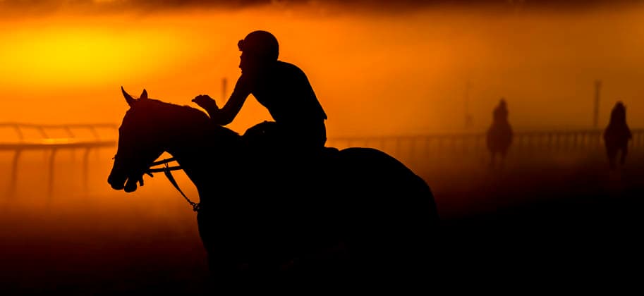 August 7, 2026, Saratoga Springs, New York, USA: Horses take to the track at sunrise to workout as the sun and fog put on a show the Oklahoma Training Track at Saratoga Race Course in Saratoga Springs, New York on August 7, 2026. Eclipse Sportswire CSM Saratoga Springs USA - ZUMAcs17 20260807_faf_cs17_002 Copyright: xScottxSeriox