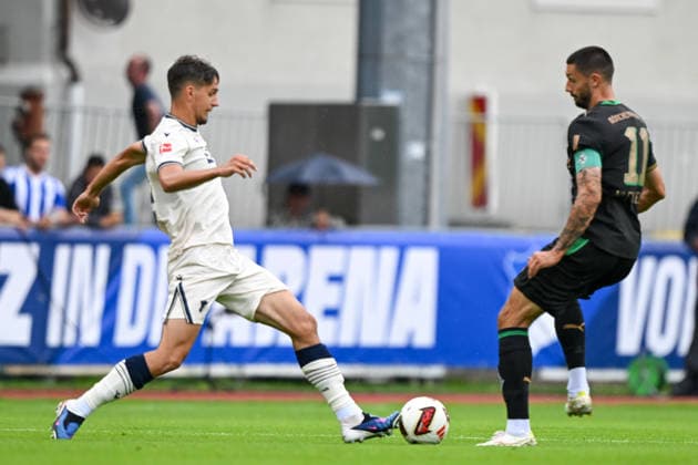 SOCCER - Hoffenheim vs Gladbach, test match SCHWAZ,AUSTRIA,07.AUG.26 - SOCCER - 1. DFL, 1. Deutsche Bundesliga, TSG Hoffenheim vs Borussia Mönchengladbach, test match. Image shows Cajetan Lenz (Hoffenheim) and Tim Kleindienst (Gladbach).  GEPAxpictures xDanielxSchoenherr
